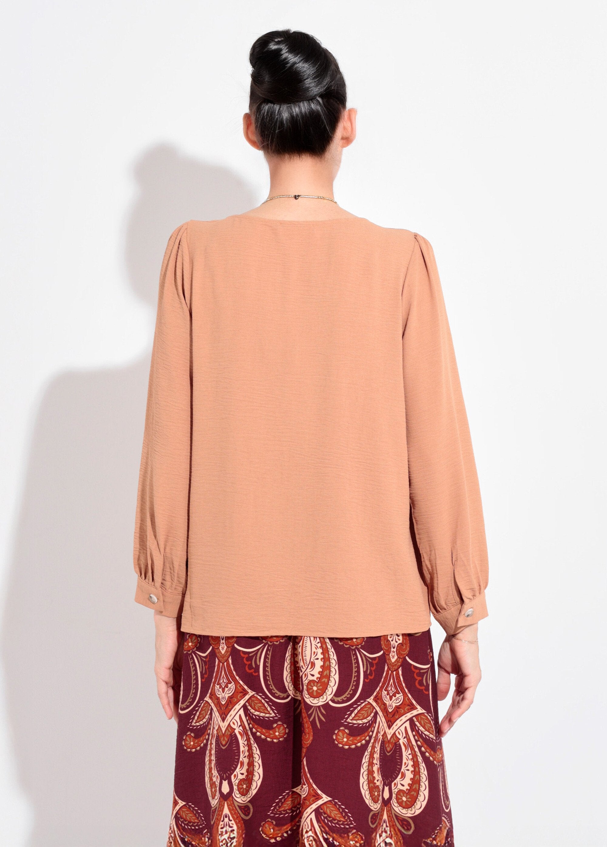 Túnica_abotoada_e_estampada_com_decote_em_V_Camel_DO1_slim
