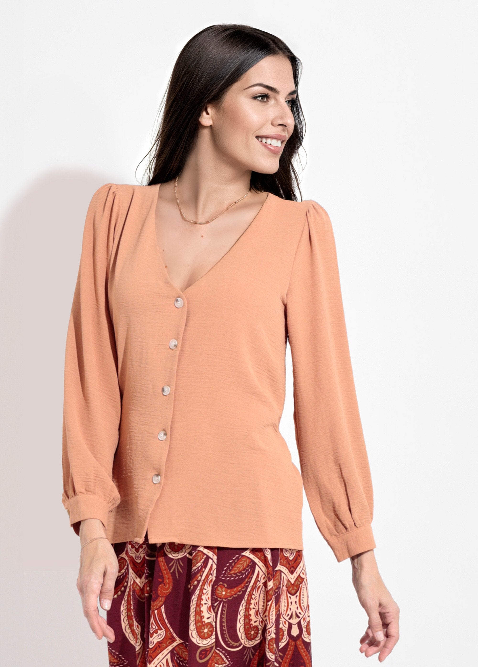 Túnica_abotoada_e_estampada_com_decote_em_V_Camel_FA1_slim
