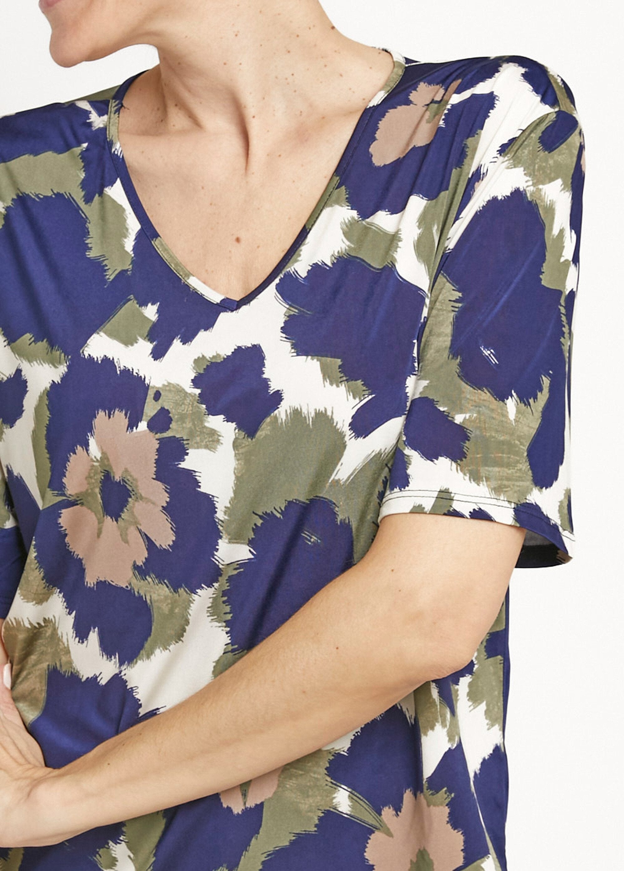Túnica_elástica_com_decote_em_V,_floral_estilizado_Marine_et_kaki_DE1_slim