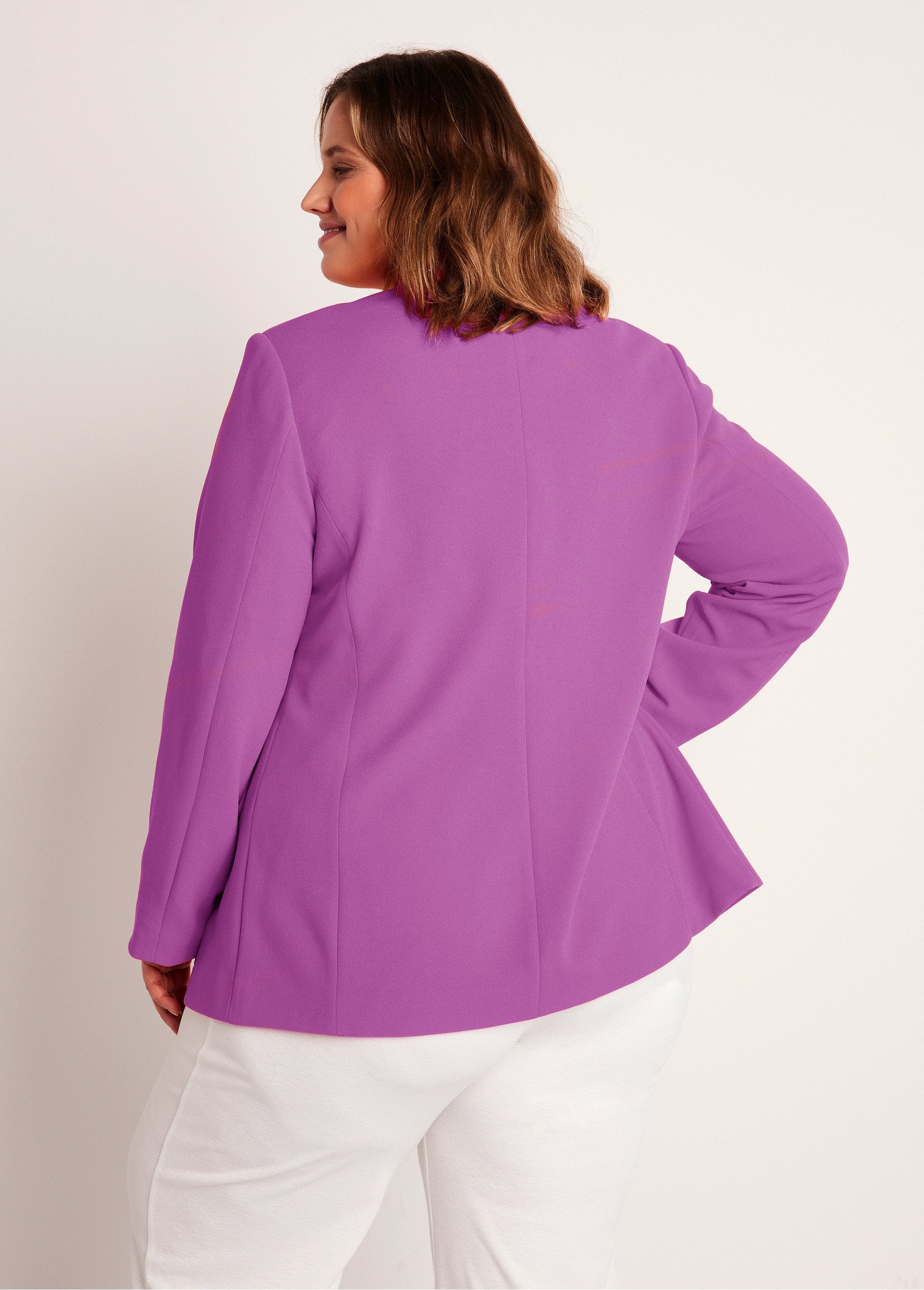 Jaqueta_blazer_de_malha_lisa_com_corte_reto_ROXO_DO1_curvy