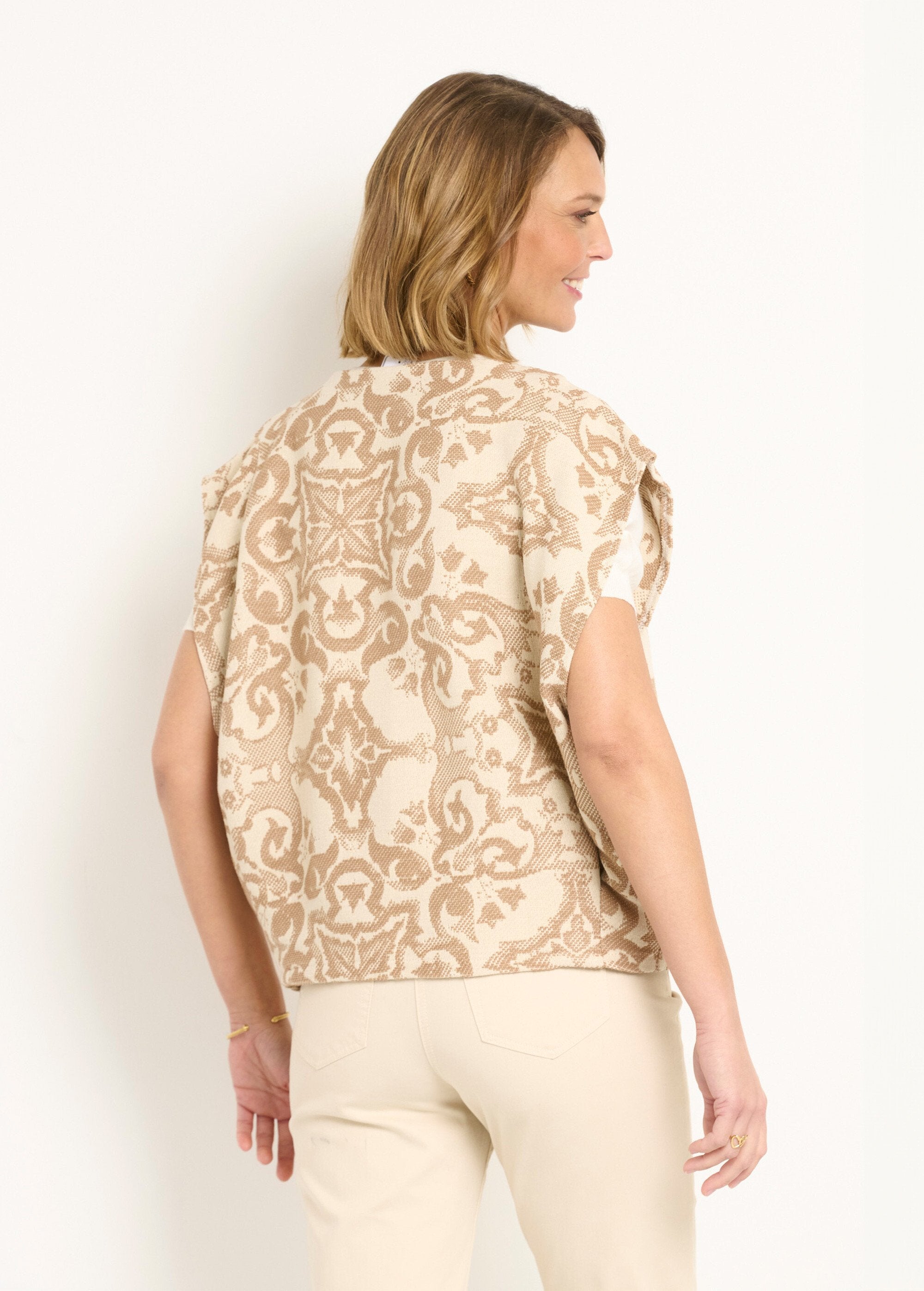 Casaco_jacquard_sem_mangas_com_gola_redonda_Beige_DO1_slim