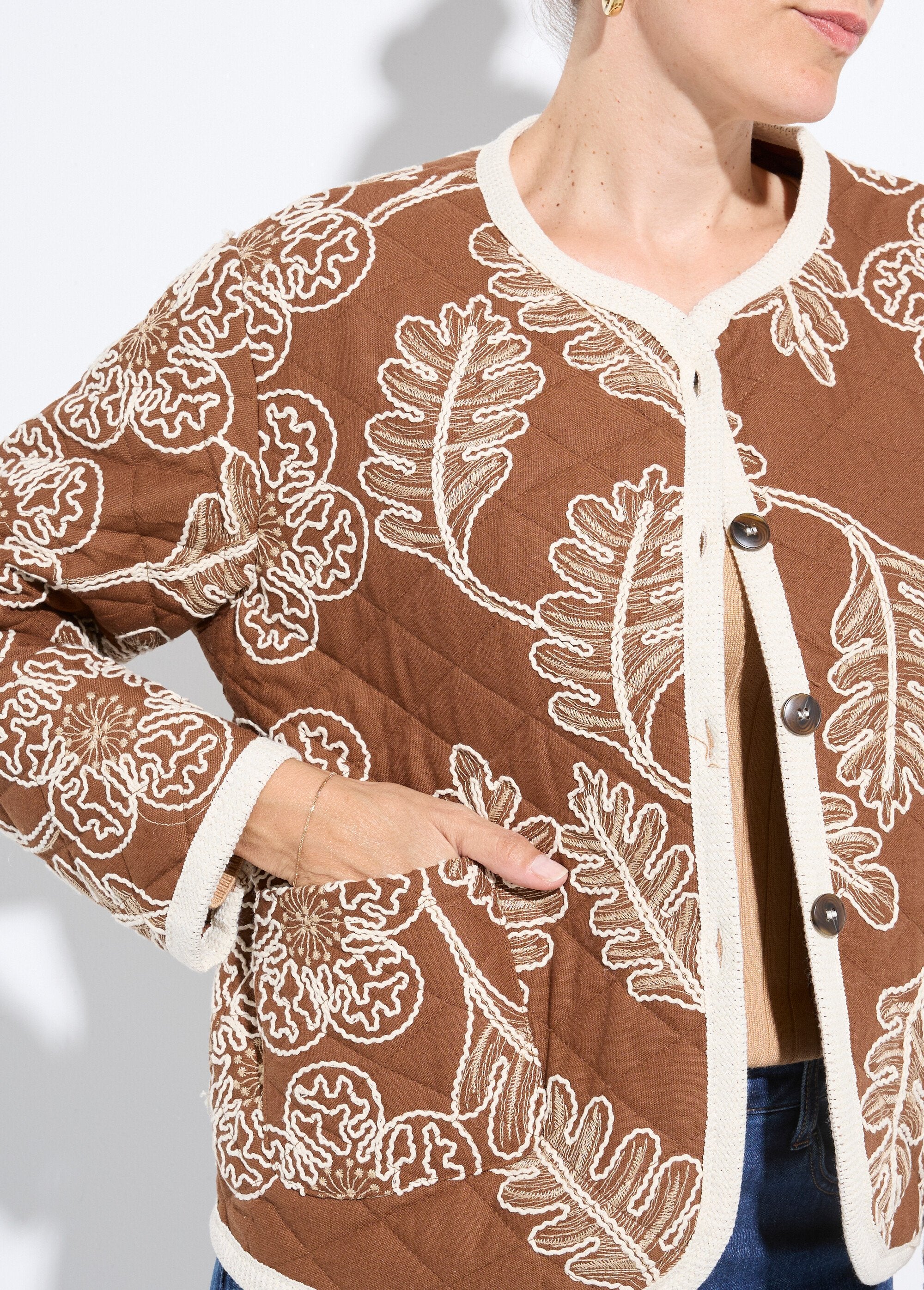 Casaco_acolchoado_com_bordado_em_sarja_Camel_DE1_slim