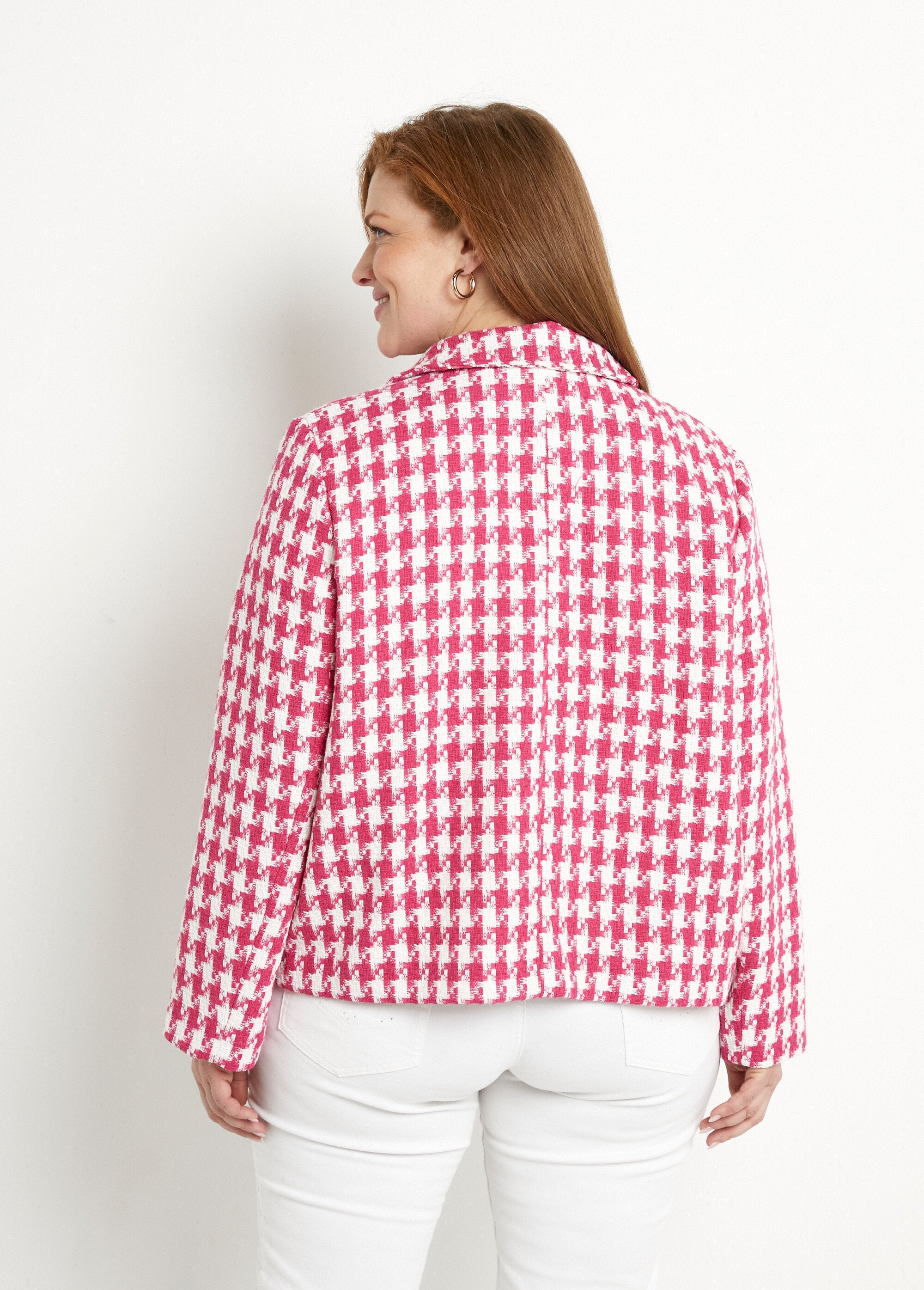 Casaco_curto_com_padrão_houndstooth_Rose_et_blanc_DO1_curvy