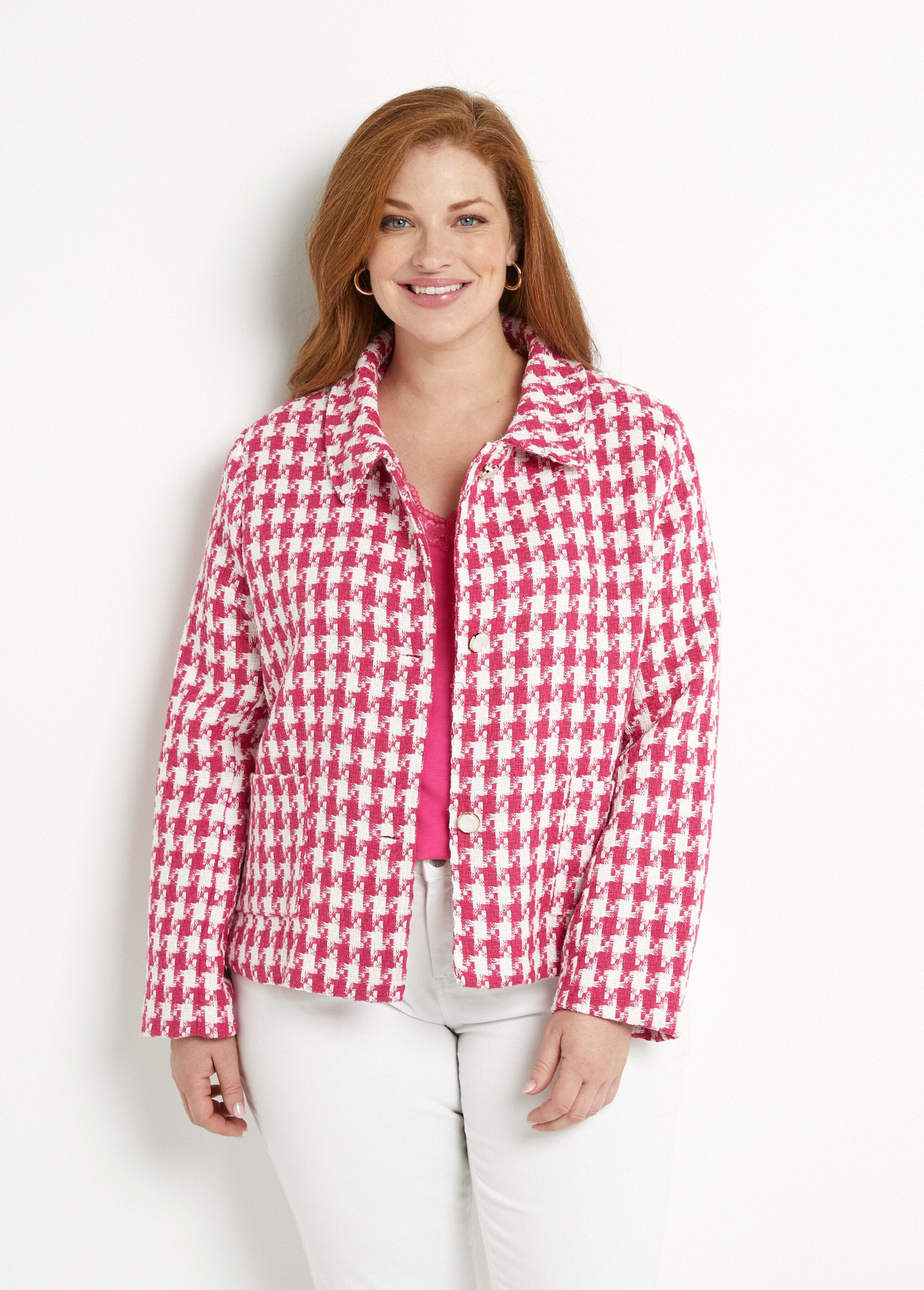 Casaco_curto_com_padrão_houndstooth_Rose_et_blanc_FA1_curvy