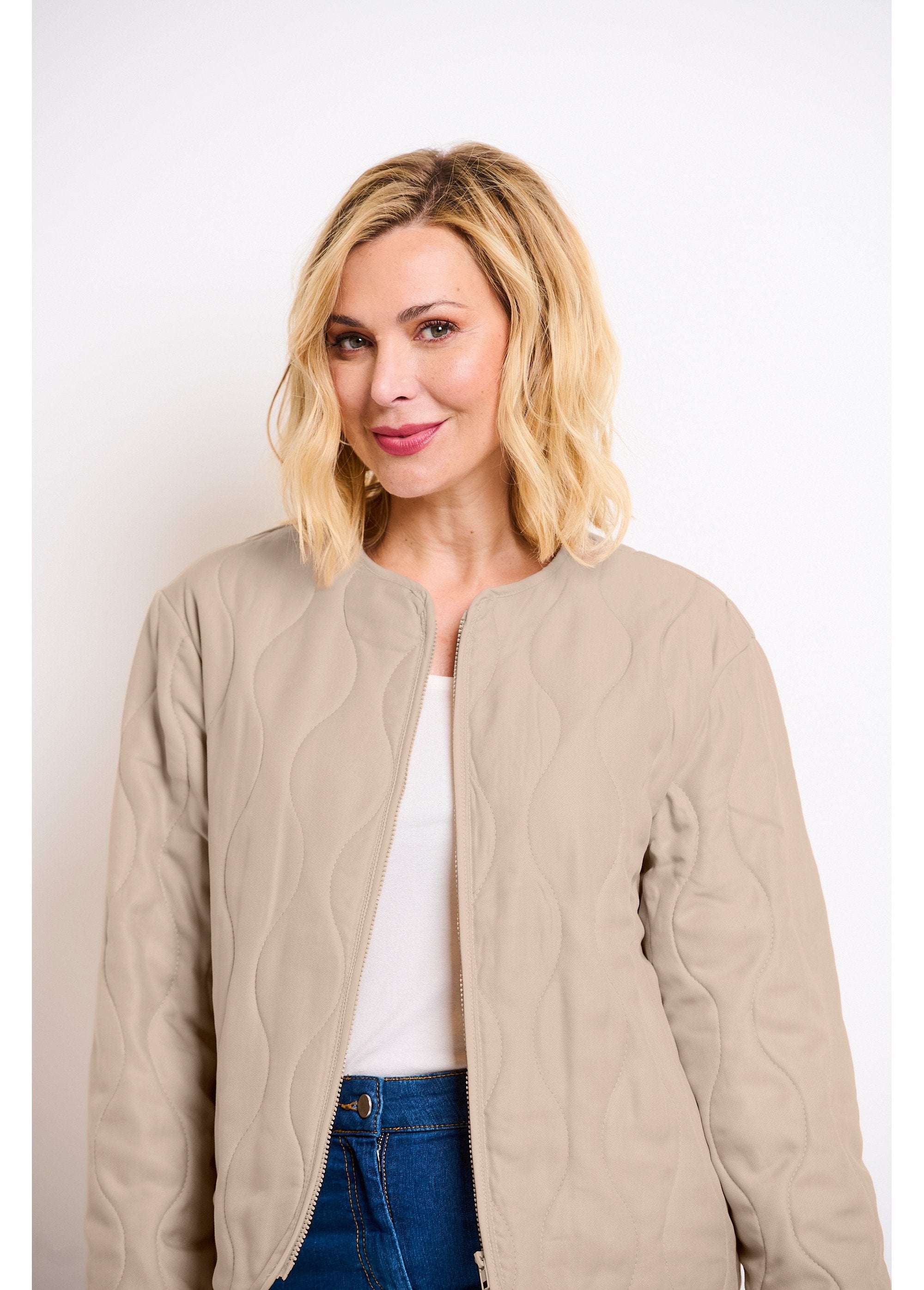 Casaco_acolchoado_liso_com_fecho_de_correr_curto_e_gola_redonda_Beige_DE1_slim