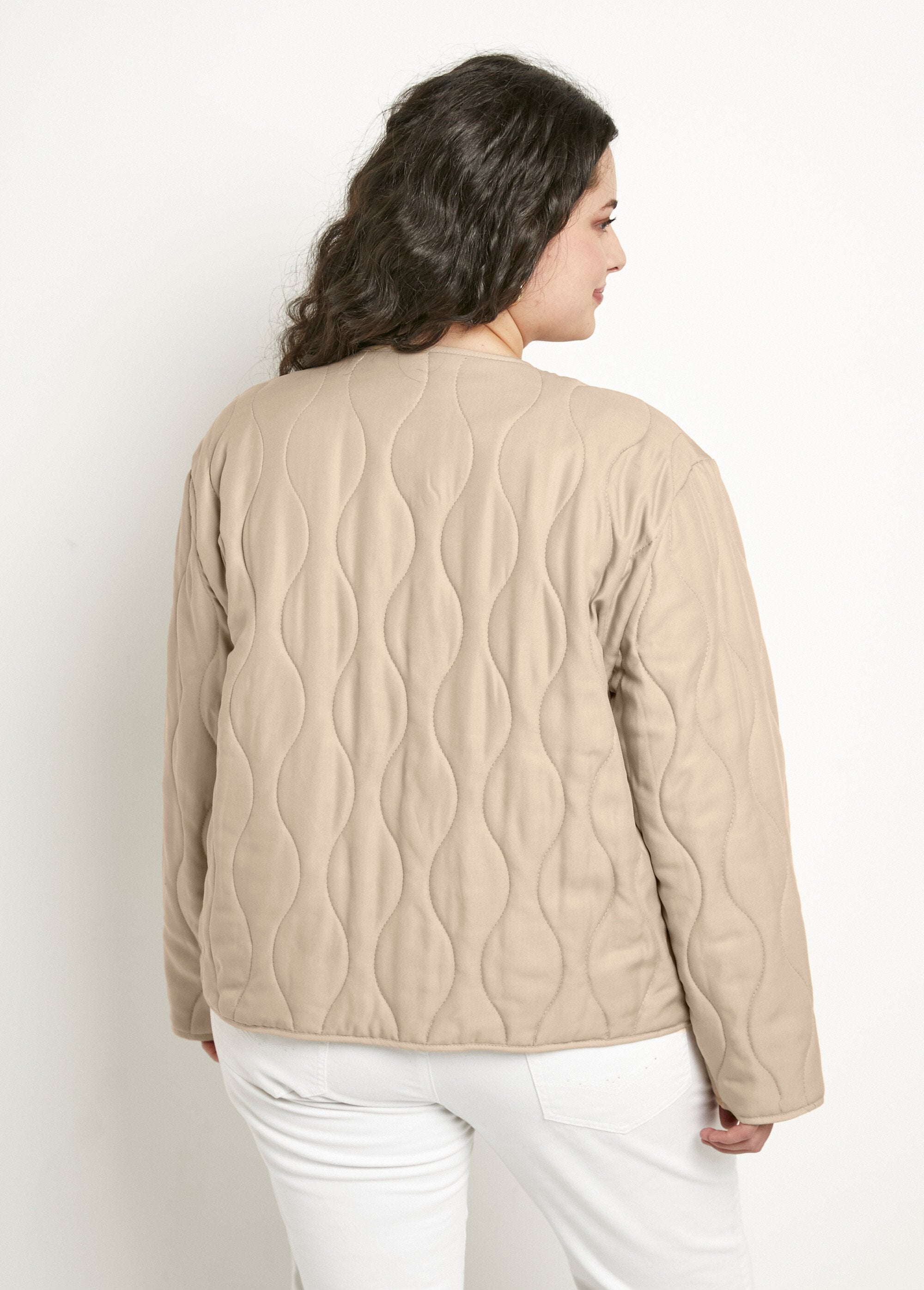Casaco_acolchoado_liso_com_fecho_de_correr_curto_e_gola_redonda_Beige_DO1_curvy