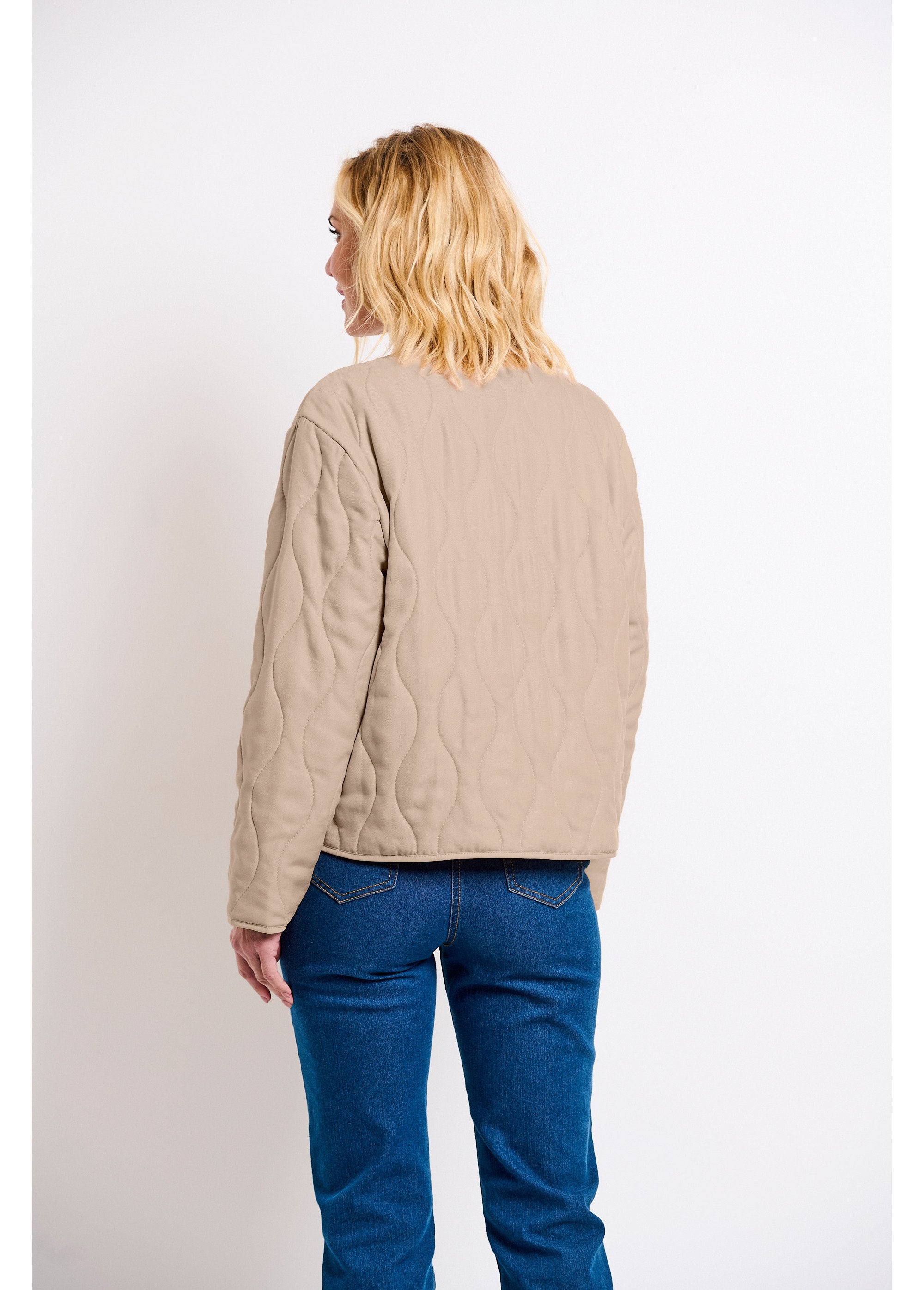 Casaco_acolchoado_liso_com_fecho_de_correr_curto_e_gola_redonda_Beige_DO1_slim