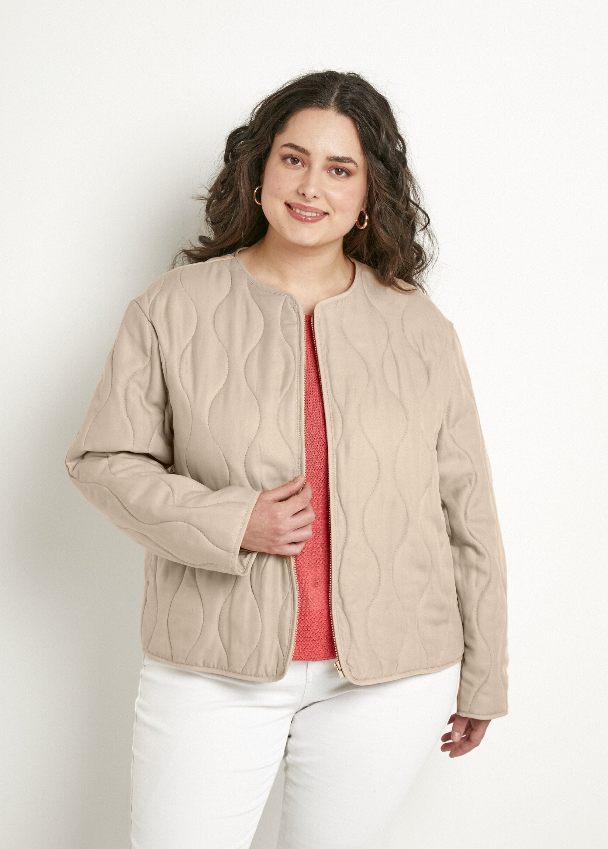 Casaco_acolchoado_liso_com_fecho_de_correr_curto_e_gola_redonda_Beige_FA1_curvy