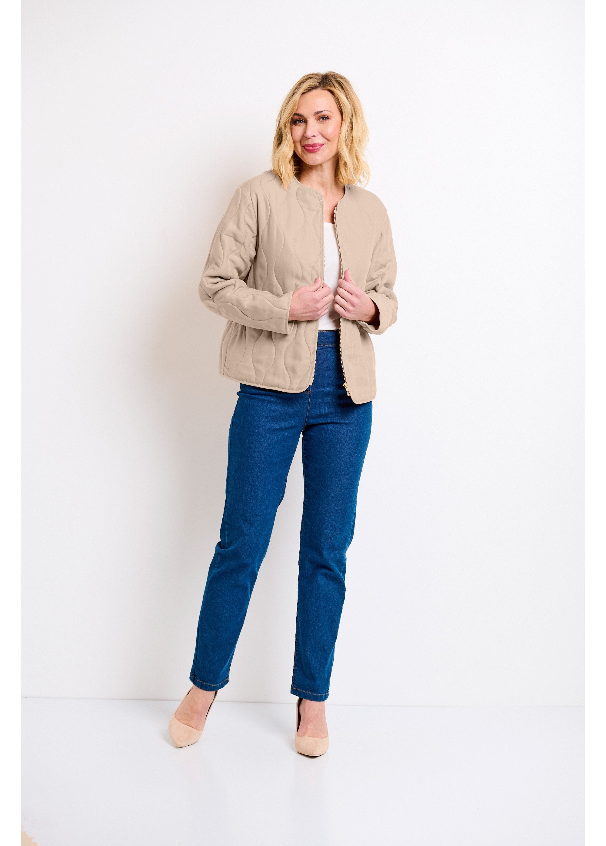 Casaco_acolchoado_liso_com_fecho_de_correr_curto_e_gola_redonda_Beige_SF1_slim