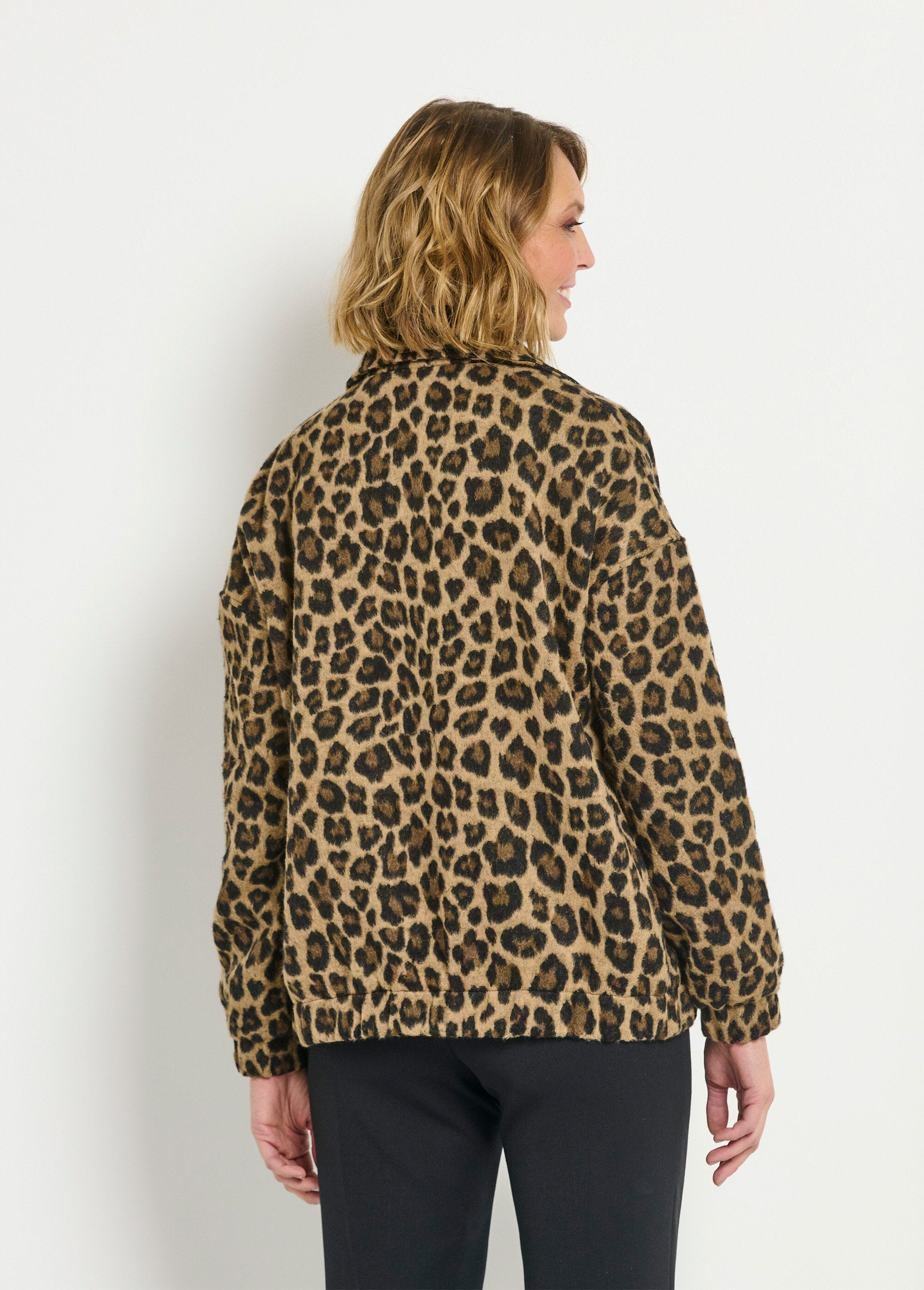 Casaco_com_fecho_de_correr_com_estampado_de_leopardo_e_bolsos_de_remendo_Leopard_DO1_slim