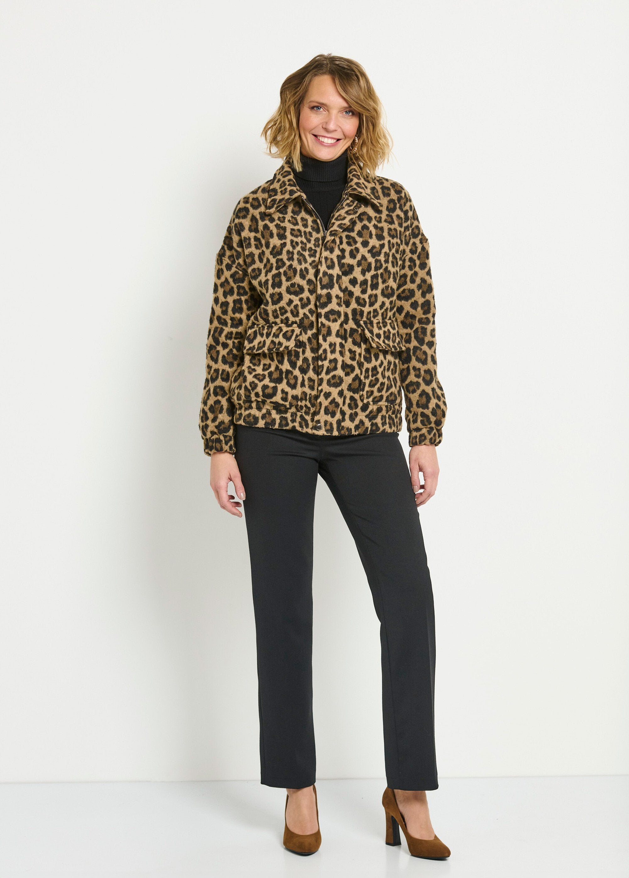 Casaco_com_fecho_de_correr_com_estampado_de_leopardo_e_bolsos_de_remendo_Leopard_SF1_slim